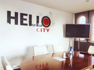 HELLO City mesa de reuniones